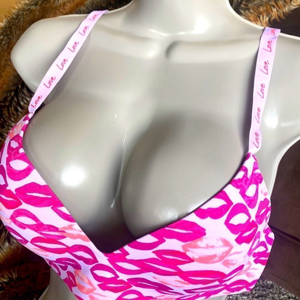 Victoria’s Secret No Wire T Shirt lightly lined wireless Bra